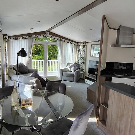 Family Breaks At Rockley Park With Prosecco And A Box Of Chocolates On Arrival Villa Пул Екстериор снимка