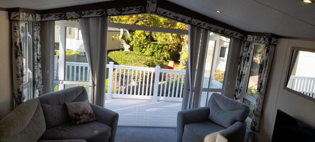 Family Breaks At Rockley Park With Prosecco And A Box Of Chocolates On Arrival Villa Пул Екстериор снимка