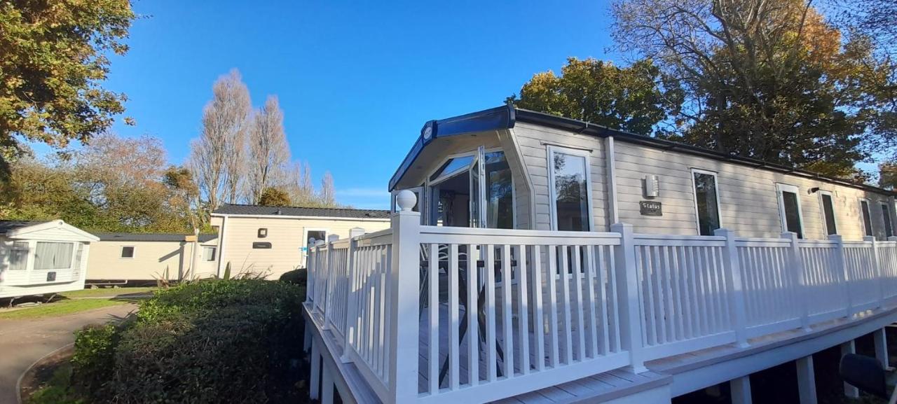 Family Breaks At Rockley Park With Prosecco And A Box Of Chocolates On Arrival Villa Пул Екстериор снимка