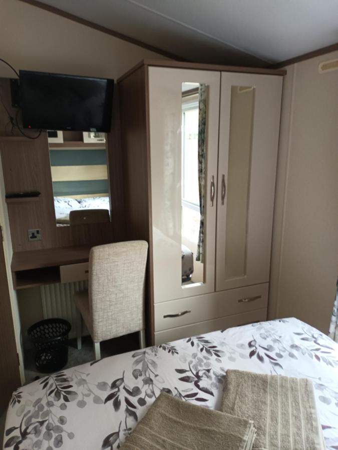 Family Breaks At Rockley Park With Prosecco And A Box Of Chocolates On Arrival Villa Пул Екстериор снимка