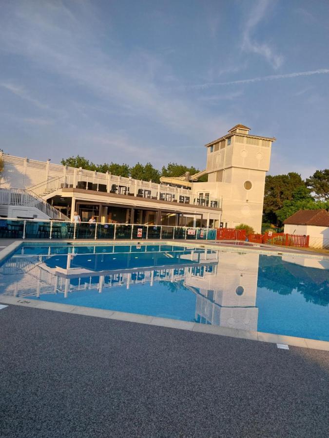 Family Breaks At Rockley Park With Prosecco And A Box Of Chocolates On Arrival Villa Пул Екстериор снимка