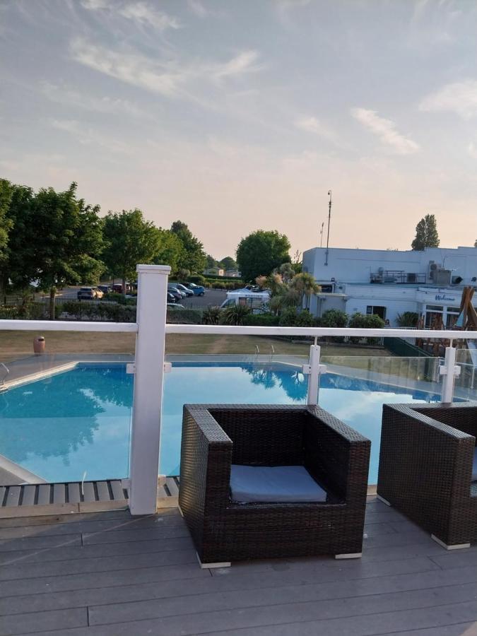 Family Breaks At Rockley Park With Prosecco And A Box Of Chocolates On Arrival Villa Пул Екстериор снимка