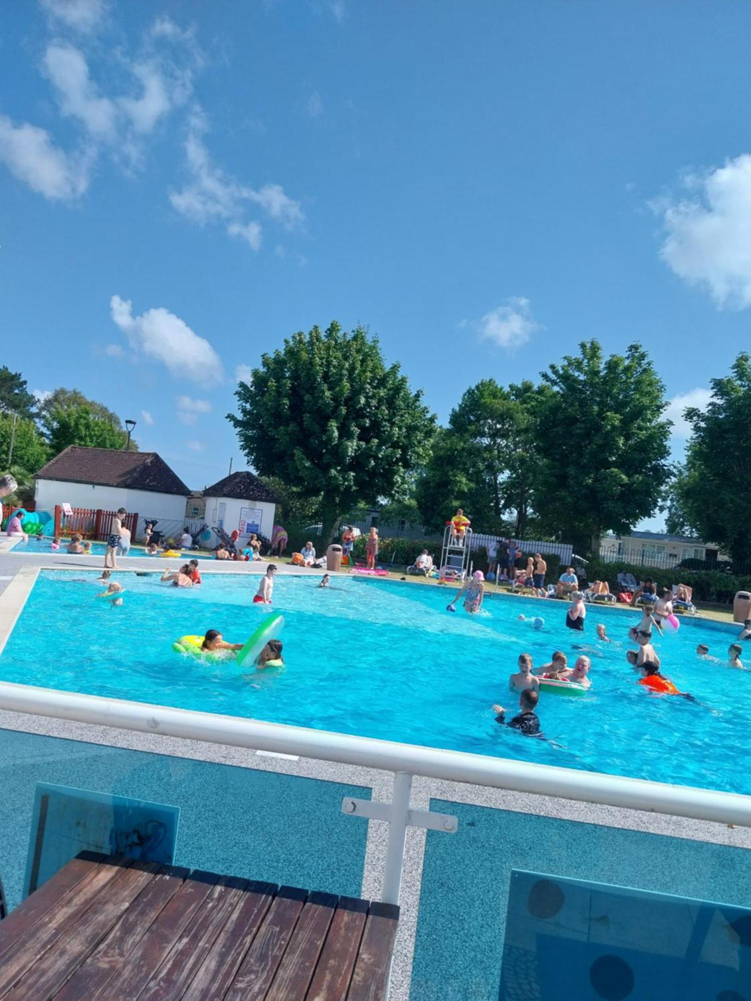 Family Breaks At Rockley Park With Prosecco And A Box Of Chocolates On Arrival Villa Пул Екстериор снимка